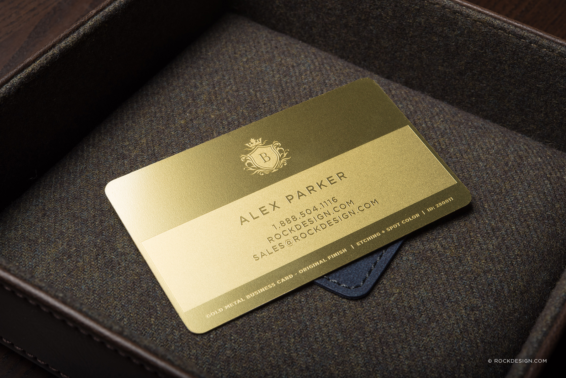 Luxury Clean Gold and White Business Card - Barattini
